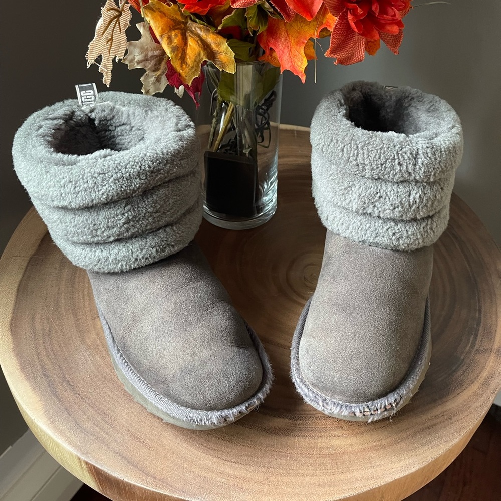 Authentic Ugg boots - gray - size 5